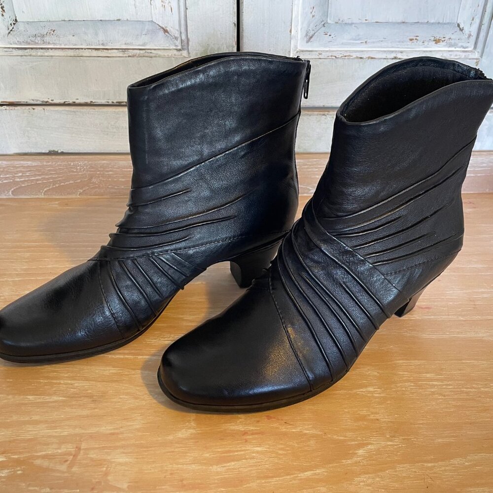 Cobb Hill Black Leather Booties w/ Ruching Detail Back Zip Size 10M